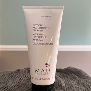 Glycolic Age Diffusing Cleanser - White